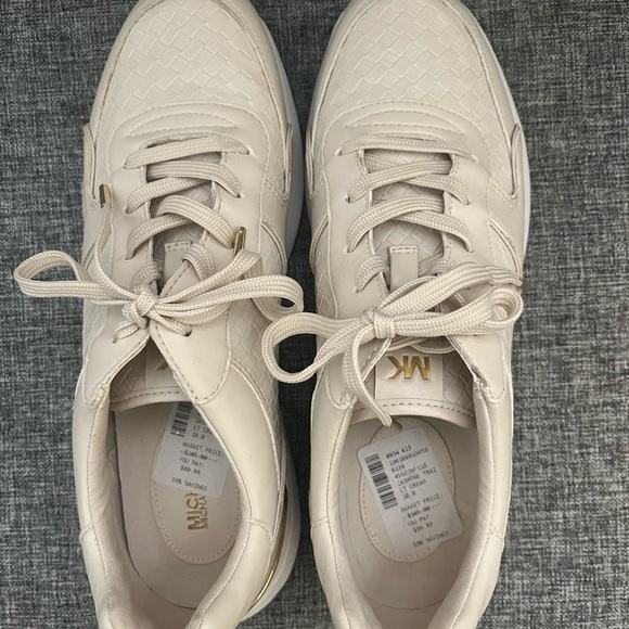 Michael Kors lace up women’s sneaker - Picture 3 of 7